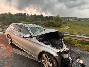 U Boršova se srazil autobus a auto, na místě je více než deset zraněných