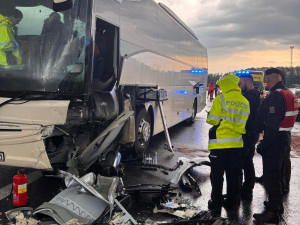 U Boršova se srazil autobus a auto, na místě je více než deset zraněných