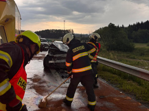 U Boršova se srazil autobus s autem, na místě je více než deset zraněných