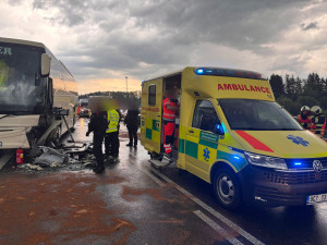 U Boršova se srazil autobus s autem, na místě je více než deset zraněných