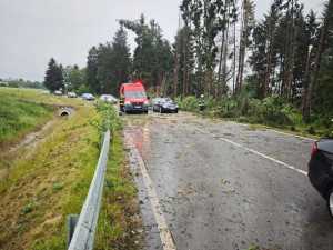 Bouřky udeřily naplno. Hasiči řešili přes sto zásahů za hodinu, místy nešel proud
