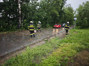 Bouřky udeřily naplno. Hasiči řešili přes sto zásahů za hodinu, místy nešel proud