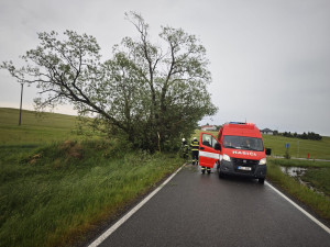 Bouřky udeřily naplno. Hasiči řešili přes sto zásahů za hodinu, místy nešel proud