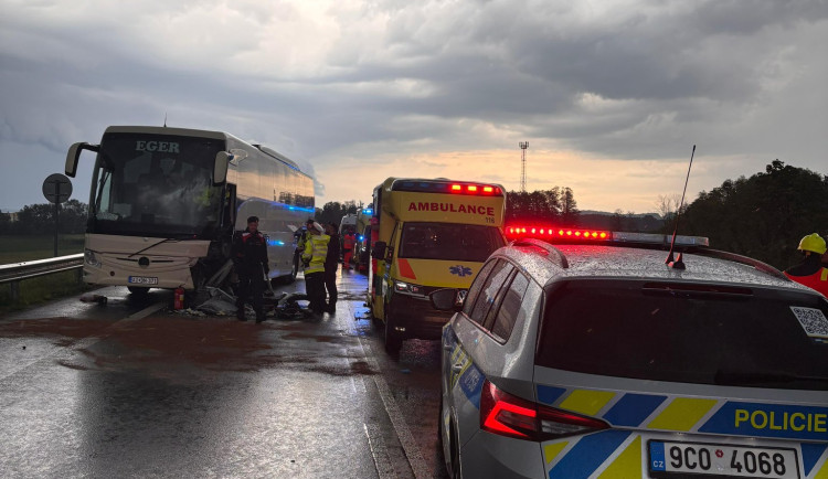 U Boršova se srazil autobus a auto, na místě je více než deset zraněných