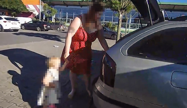 Mamince se v obrovském vedru zamklo auto s dítětem v sedačce. Uvnitř zůstaly i klíče
