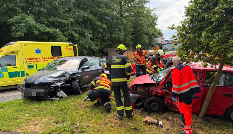 V Chlumu u Třeboně se čelně srazila dvě osobní auta, při nehodě se zranilo šest lidí
