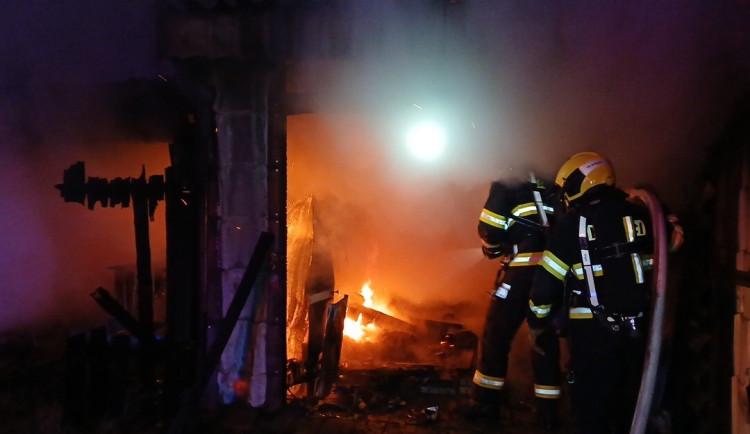 Hasiči bojovali s požárem skladu, ohrožovaly je vybuchující hořlaviny