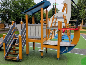 Na Vltavě otevřeli nové hřiště za devět milionů. Nechybí pumptrack ani workout