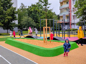 Na Vltavě otevřeli nové hřiště za devět milionů. Nechybí pumptrack ani workout