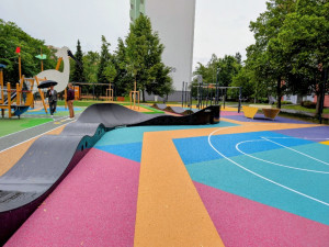 Na Vltavě otevřeli nové hřiště za devět milionů. Nechybí pumptrack ani workout