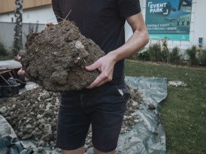 Ars Biologica je experimentální prostor, kde se setkávají umění a věda, aby společně nacházely způsoby, jak pečovat o svět, ve kterém žijeme.