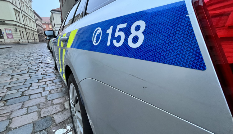Deset piv, žádný řidičák a cizí auto. Opilý řidič kličkoval směrem na Rychnov