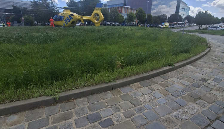 Heliport byl plný, záchranářský vrtulník tak s pacientkou přistál na kruháči v Brně