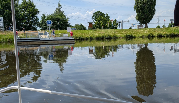 Přívoz přes Vltavu v Českém Vrbném obnovil provoz. Pěší i cyklisty převeze zdarma