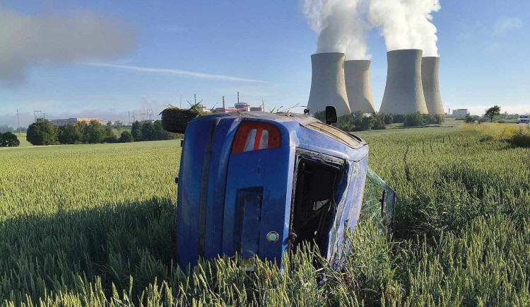 Mladý řidič nezvládl u Temelína řízení. Auto skončilo převrácené v poli