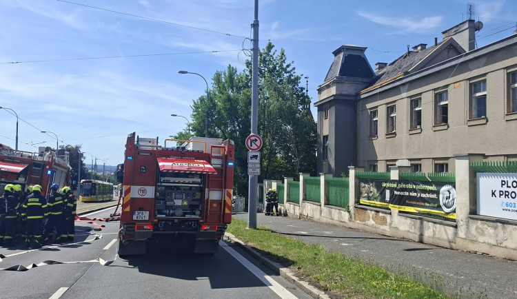 Objekt dříve slavného Hotelu CD zachvátil požár. Hasiči evakuovali z budovy 32 osob
