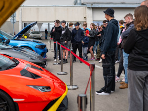 Léto na střeše IGY nabídne jógu, tuning, fitness i bojové sporty.