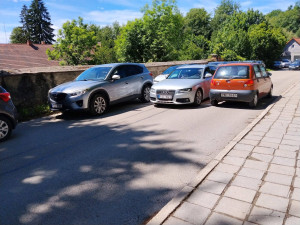 V Chlumu otevřel kontroverzní Svět Obrů. Ulice zaplnila auta, internet falešné recenze