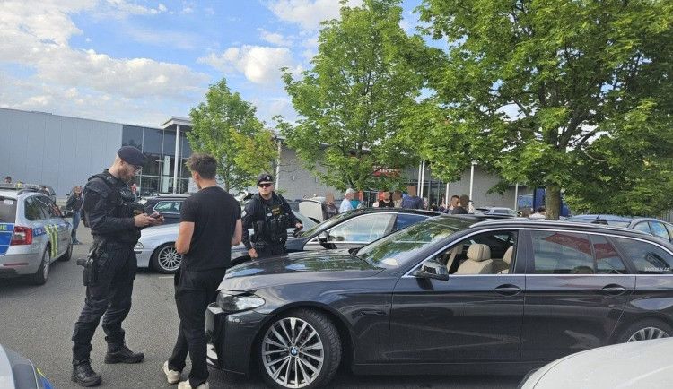 Účastníci tuningového srazu nezklamali. Před policisty páchali desítky přestupků