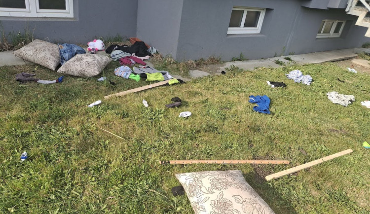 Z okna paneláku ve čtvrtém patře létaly věci. Házelo je malé dítě
