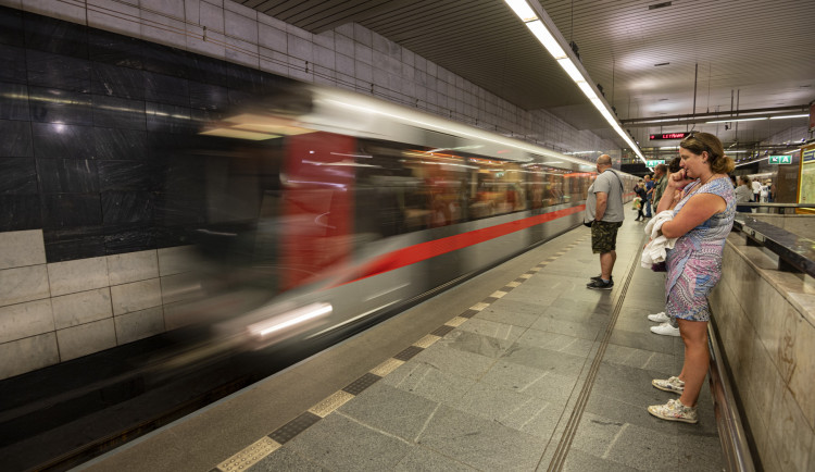 Střet vlaku s člověkem zastavil provoz metra mezi Pražského povstání a Kačerovem