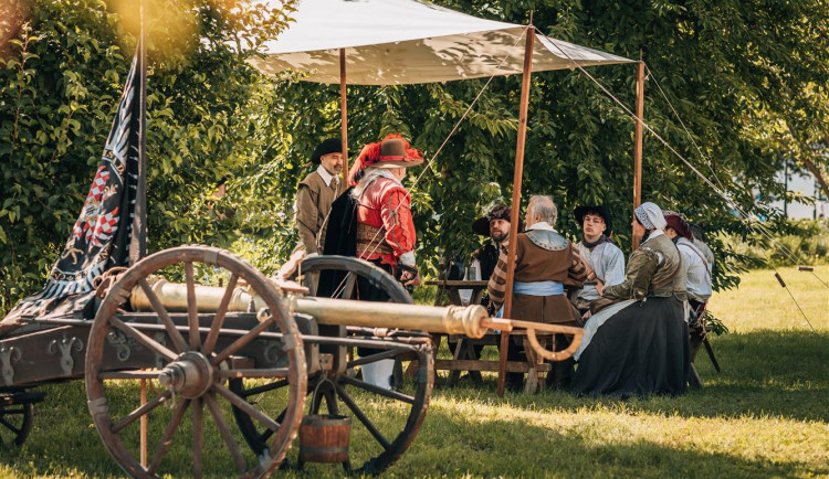 Kam o víkendu na jižní Moravě? Na dobývání hradu, do zahrad nebo za historickými vozy