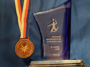Domů vezou zlato. Jihočeské policistky a policisté ovládli mistrovství ve volejbale