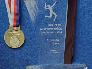 Domů vezou zlato. Jihočeské policistky a policisté ovládli mistrovství ve volejbale