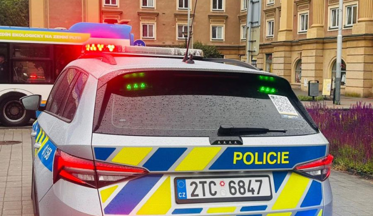 Seniora po pádu zachránily chytré hodinky i pohotová reakce policistů