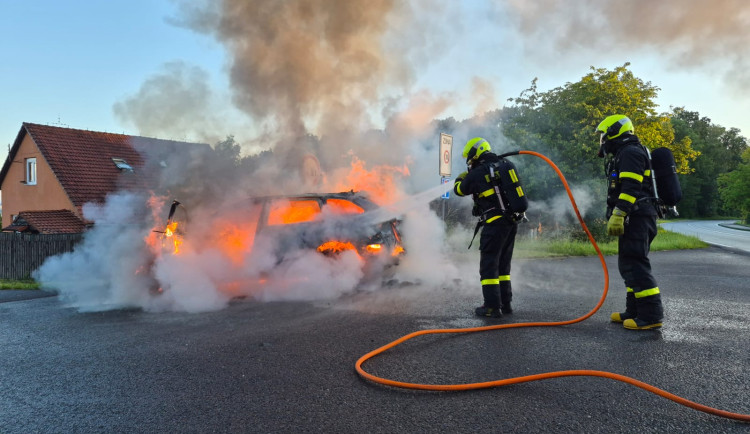 Požár osobního vozidla v Horních Bludovicích. Škoda 600 tisíc korun, příčina se vyšetřuje