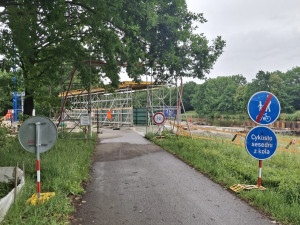 Cyklisty mezi Budějcemi a Hlubokou chrání nový tunel, brzy povede pod přemostěním
