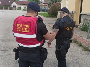 Ženu škrtil a křičel, že ji zabije. Násilník marně utíkal před policií