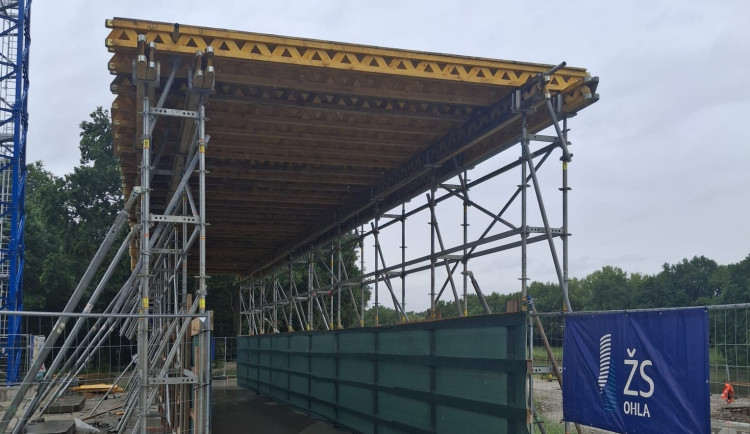 Cyklisty mezi Budějcemi a Hlubokou chrání nový tunel, brzy povede pod přemostěním