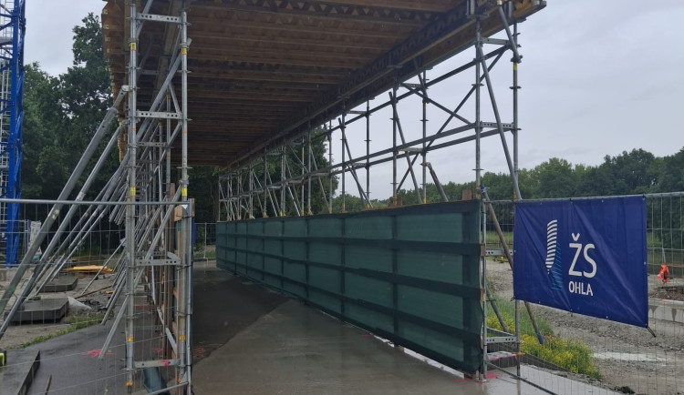 Cyklisty mezi Budějcemi a Hlubokou chrání nový tunel, brzy povede pod přemostěním