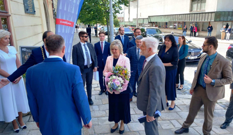 FOTO: Prezident Petr Pavel s manželkou přijeli do Jihlavy. Bude diskutovat s vedením