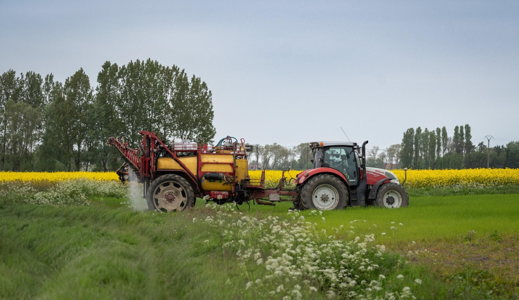 Zemědělské ceny v květnu dál padaly, průmysl zdražil