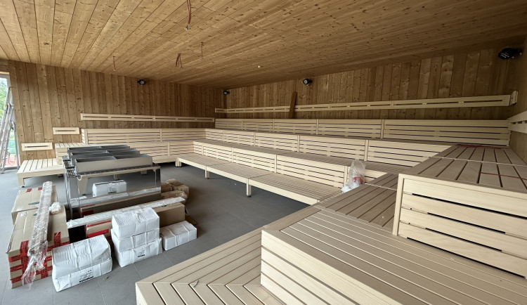 FOTO, VIDEO: Sauna pro 60 lidí i závěsný otočný krb. V Jihlavě vzniká Saunový svět