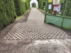 Po letech bláta a kaluží. Hřbitov v Boršově nad Vltavou má nové chodníky