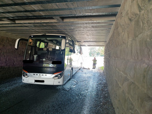 Autobus se u Dolního Dvořiště zasekl pod viaduktem. Řidič nerespektoval značení