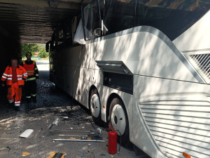 Autobus se u Dolního Dvořiště zasekl pod viaduktem. Řidič nerespektoval značení