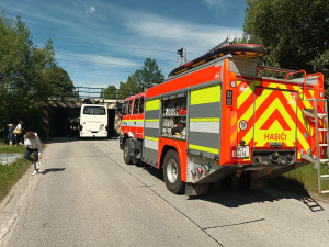 Autobus se u Dolního Dvořiště zasekl pod viaduktem. Řidič nerespektoval značení