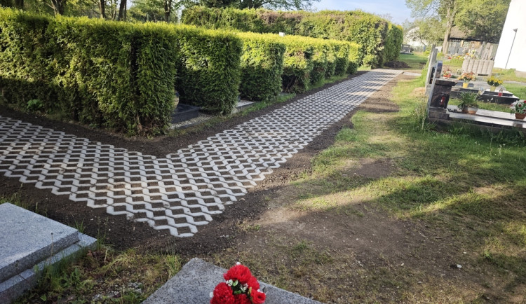 Po letech bláta a kaluží. Hřbitov v Boršově nad Vltavou má nové chodníky