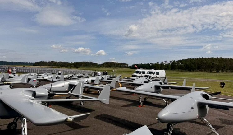 Primoco UAV otevřelo na letišti u Písku středisko profesionálních pilotů dronů