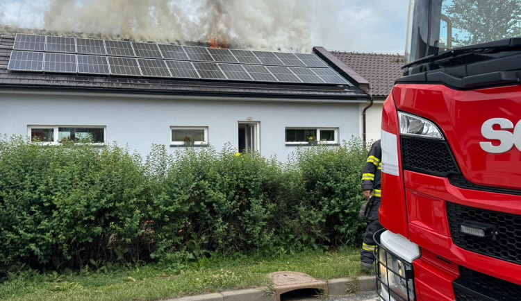 Lutín vyhlásil sbírku pro lidi, kterým požár zničil novostavbu. Obec jim před časem prodala pozemek