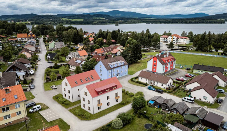 Moderní byty v Černé v Pošumaví lákají na druhý domov i investici