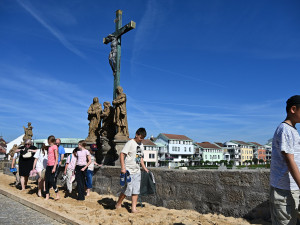 Místo dlažby písek. Nejstarší kamenný most v Česku se proměnil v pláž
