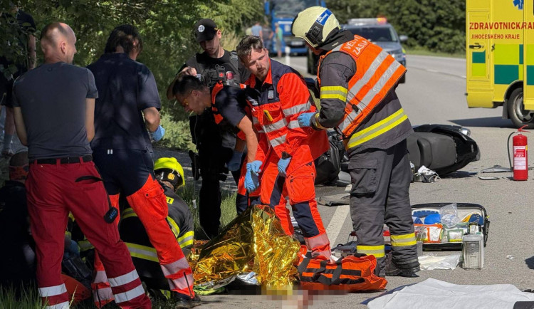 Muž na skútru utrpěl devastující zranění nohy. Krvácení zastavili svědc