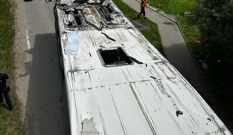 Řidič autobusu, který uvízl pod viaduktem, čelí stíhání. Hrozí mu až pět let vězení