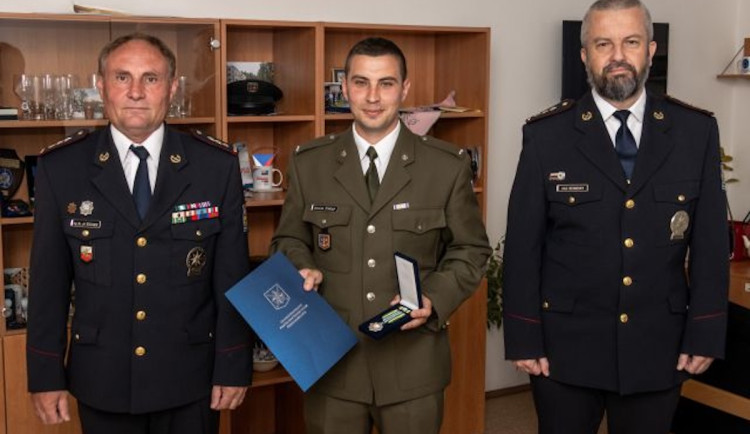 Četař z jihu Čech našel ztraceného seniora, za jeho záchranu si vysloužil medaili