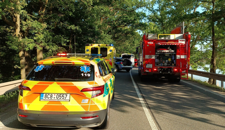 Na Táborsku se srazila dvě osobní auta, pro zraněné letěl vrtulník